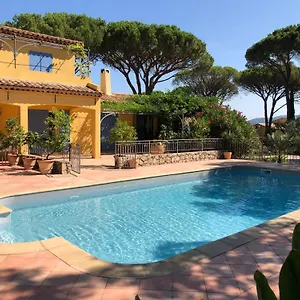 sous-les-pins-parasols.fr-provencehotel.com/